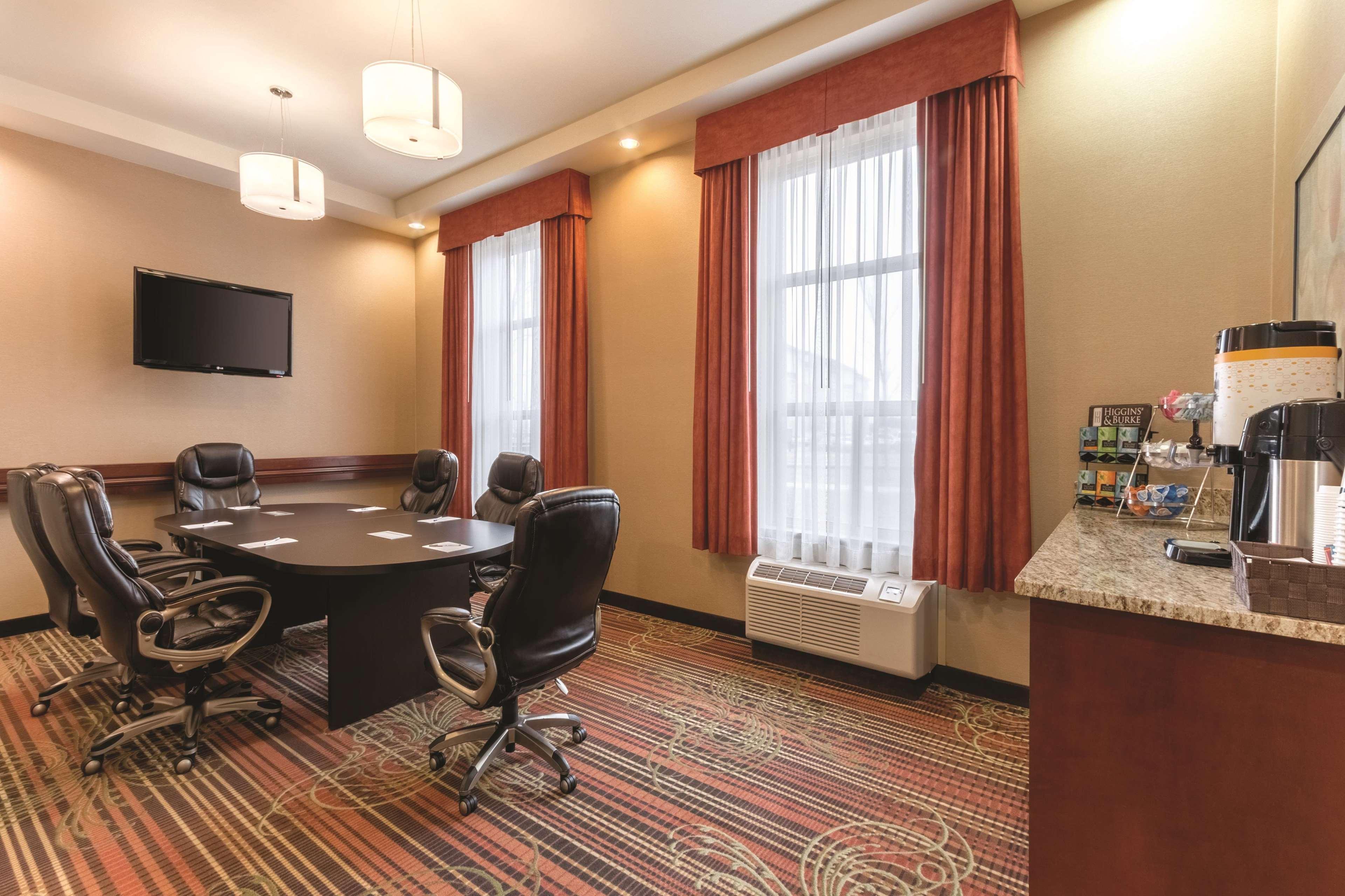 Hampton Inn By Hilton Edmonton South Екстериор снимка